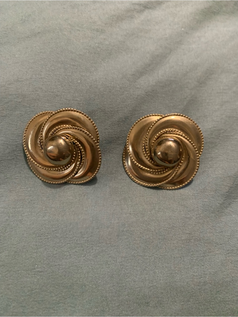 Vintage Bijoux Charme Gold-Tone Swirl Clip-On Earrings - Polished Floral Motif